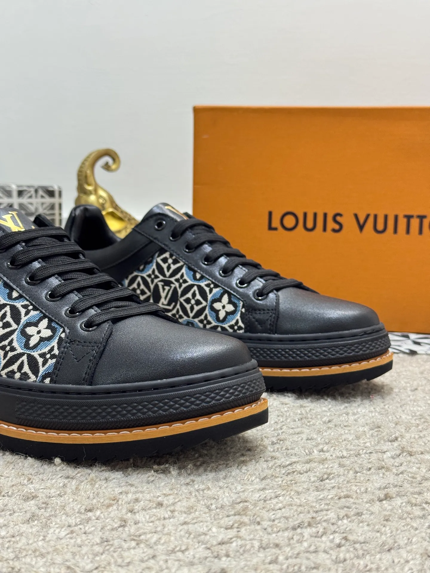 Men's shoes 💰400 [New style] 🌂🌂Top original order - Louis Vuitton®️ Trendy and fashionable yet low-key men's casual shoes, uppers made of cowhide leather stitched with LV special canvas presbyopia, comfortable and breathable, mesh lining, original rubber outsole, 2 colors optional~a must-have for stylish men. Size: 38-44 (45 customized